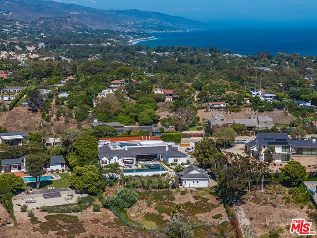 Building Photo - 6671 Dume Dr