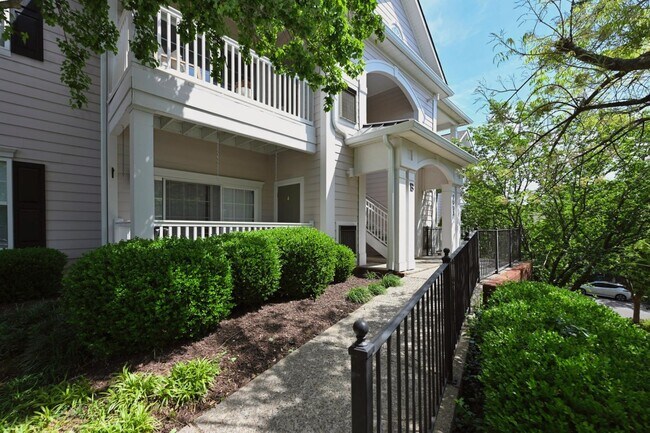 Foto del edificio - **SOPHISTICATED URBAN RETREAT IN THE HEART OF LENOX VILLAGE**