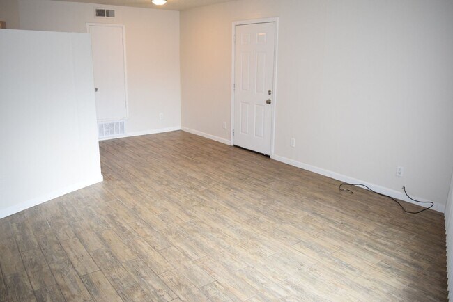 Foto del edificio - 6049 Northcrest Cir