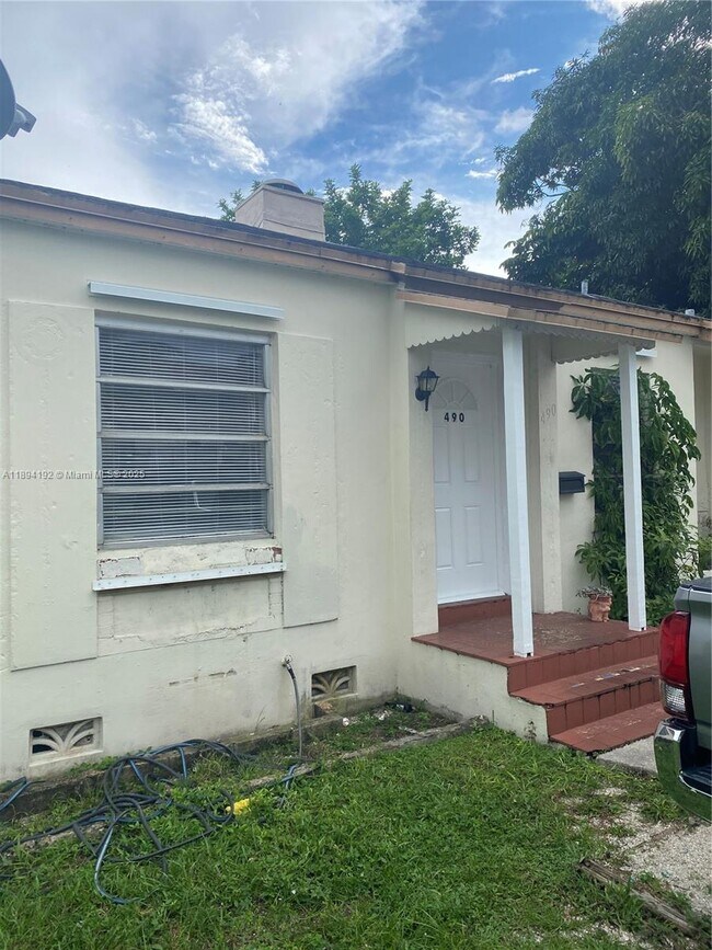 Foto del edificio - 490 NE 123rd St
