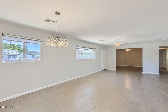 Building Photo - 8232 E Crestwood Way