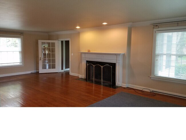 Foto del edificio - Charming Corner Lot Home Near U of I