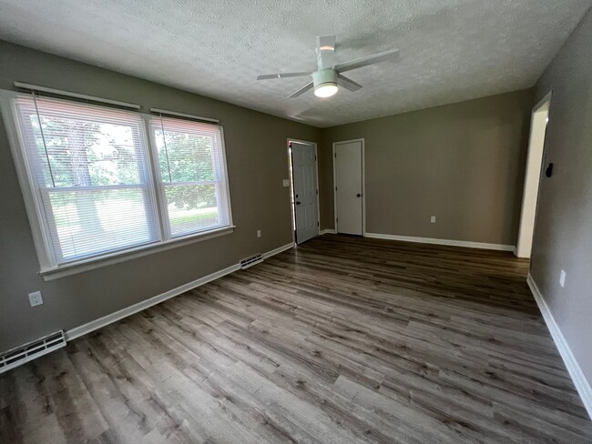 Building Photo - Convenient and Updated 3-Bedroom Home in F...