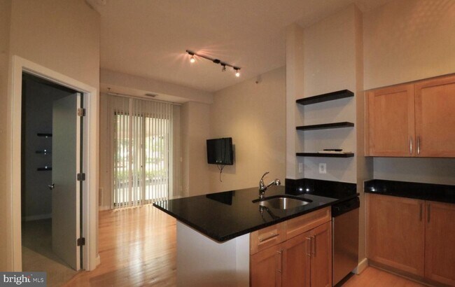 Foto del edificio - 7500 Woodmont Ave