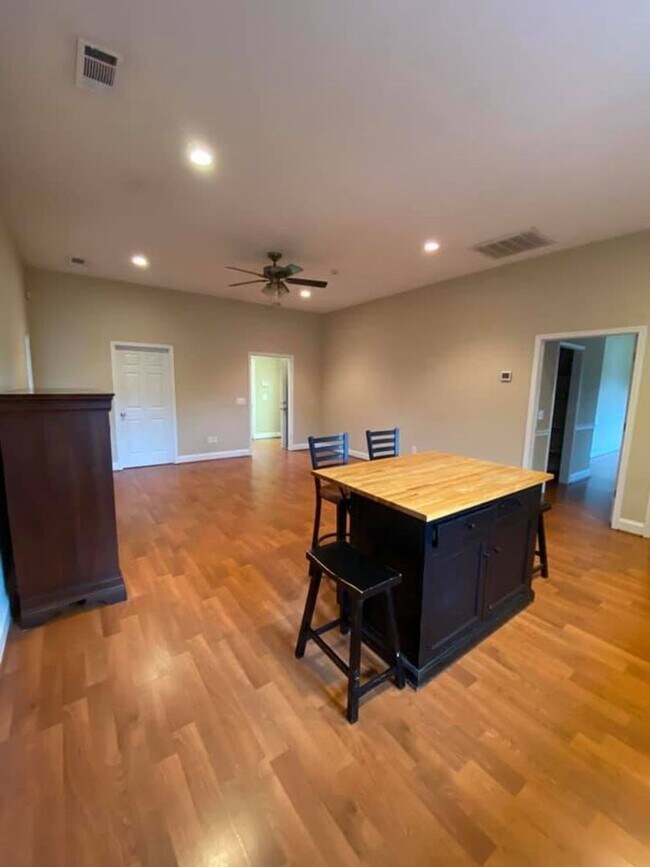 Foto del edificio - 3 Bed Home with 4 Car Garage!