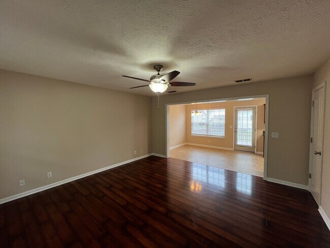Building Photo - Half Off First Month's Rent! 3 BR 2.5 BA Home Located in Culdesac in Evergreen Farms - Available Now