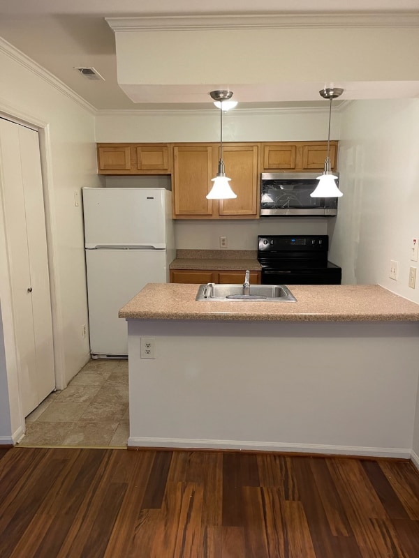 Building Photo - 6000 Sunset Ridge Ct