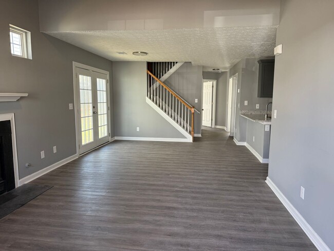 Building Photo - NEWLY RENOVATED - 3Bed/2.5 Bath Home for L...