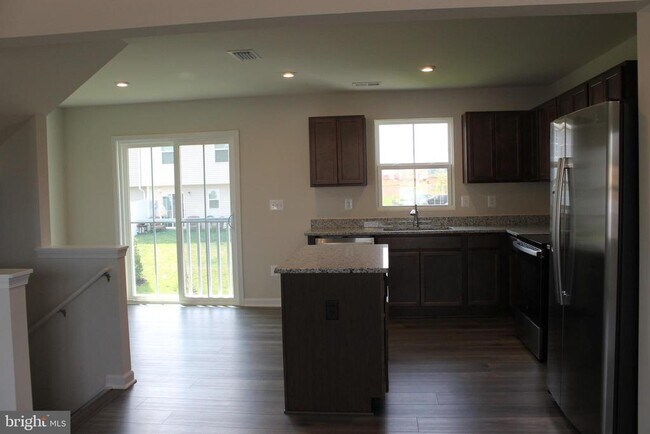 Building Photo - 2570 Laurel Pk Dr