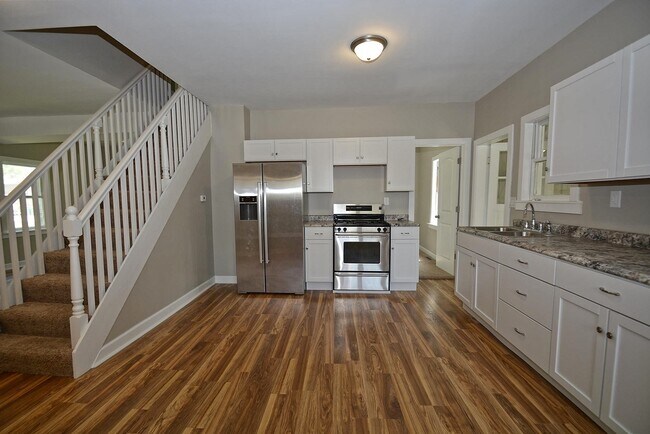Foto del edificio - 3 bed 3 bath remodeled house for rent