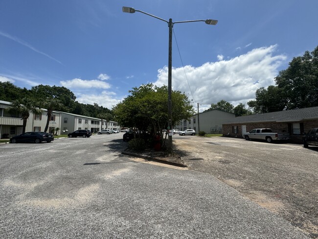 Building Photo - Willow Tree Apartments