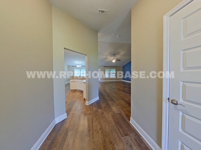 Building Photo - 4/2 in North Crestview: Screened Porch, Fenced Yard, Near Top Schools
