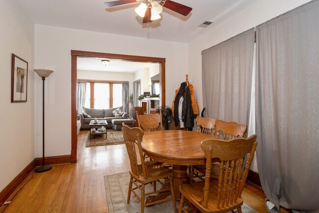 Foto del edificio - 2436 W Diversey Ave