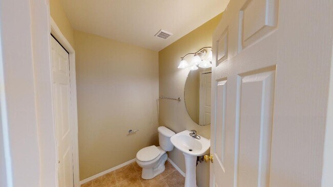 Foto del edificio - Updated Two Level Home in Sandy with Backyard. Pet Friendly