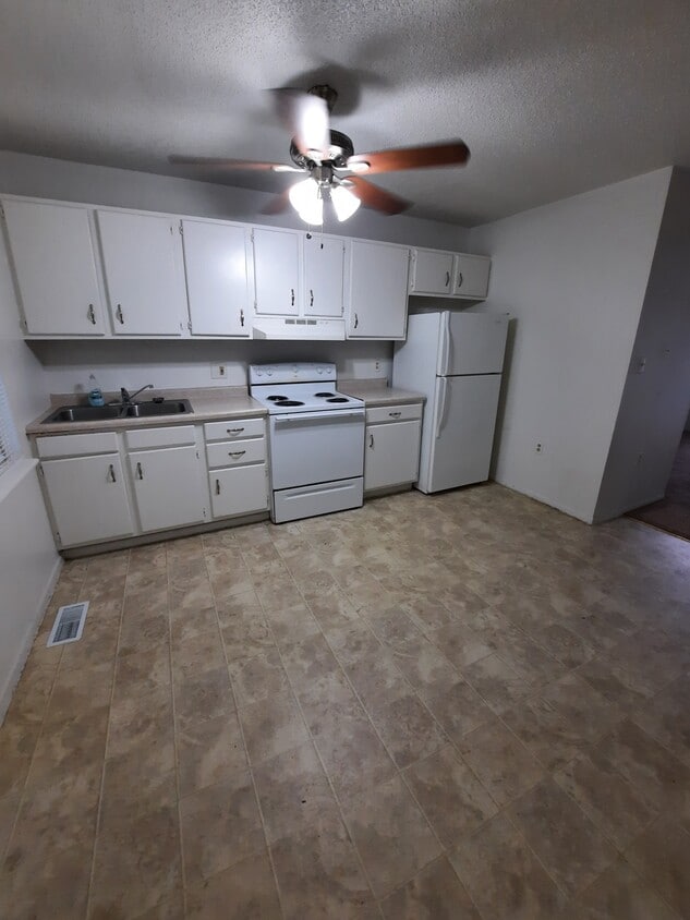 Kitchen - 1310 E North St