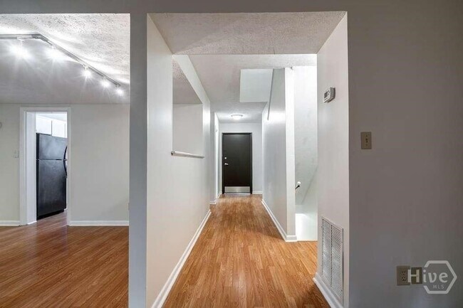 Foto del edificio - 108 Fernbanks Ct