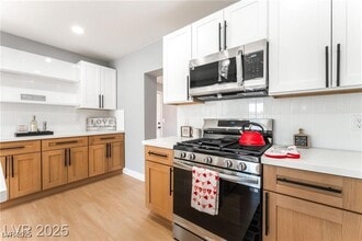 Building Photo - 915 Melrose Dr