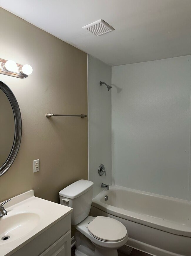Building Photo - New Price! Three bedroom 2 bath near downt...