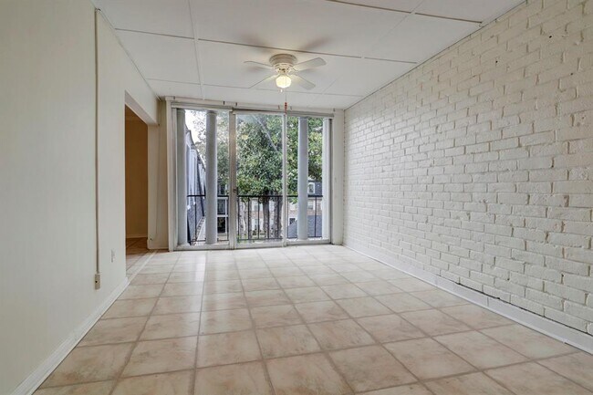 Building Photo - 353 N Post Oak Ln