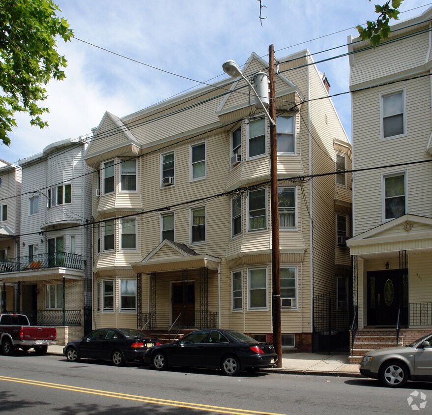 Building Photo - 323-325 Walnut St