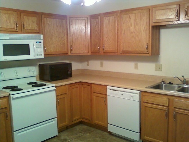 Kitchen - 2320 Vineyard Cir