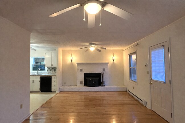 Foto del edificio - Light-Filled 3BR Home with Wraparound Deck, Convenient to Town