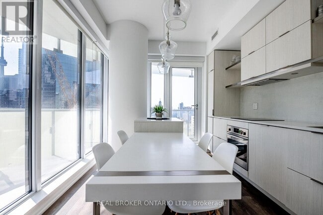 Building Photo - 197 Yonge St