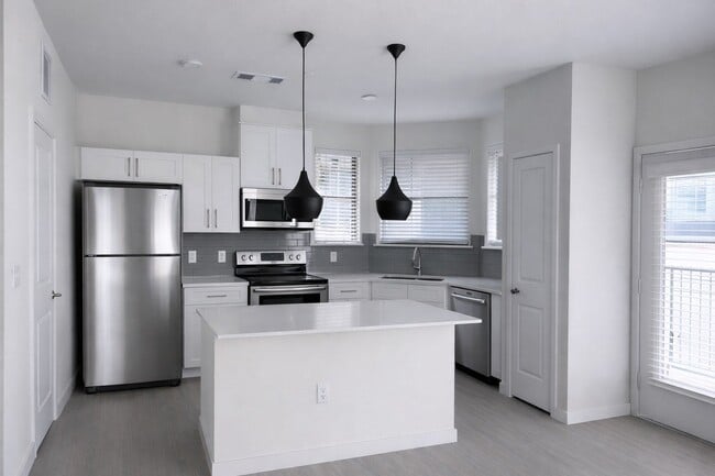 Building Photo - 901 Rendon