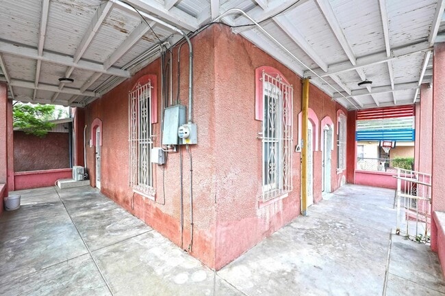 Building Photo - 1517 Garcia St