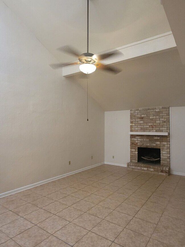 Foto del edificio - 7523 Beaudelaire Cir