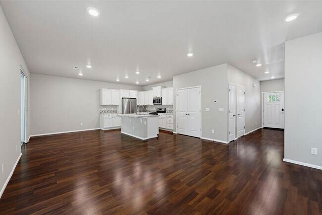Foto del edificio - Spacious Lacey Golf Course Townhouse | 3-Bed Home with Gas Fireplace, Quartz Countertops & Huge P...