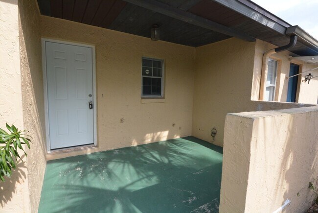 Photo - East Orlando 3/2 duplex. TILE FLOORS, Fresh paint, community pool! House