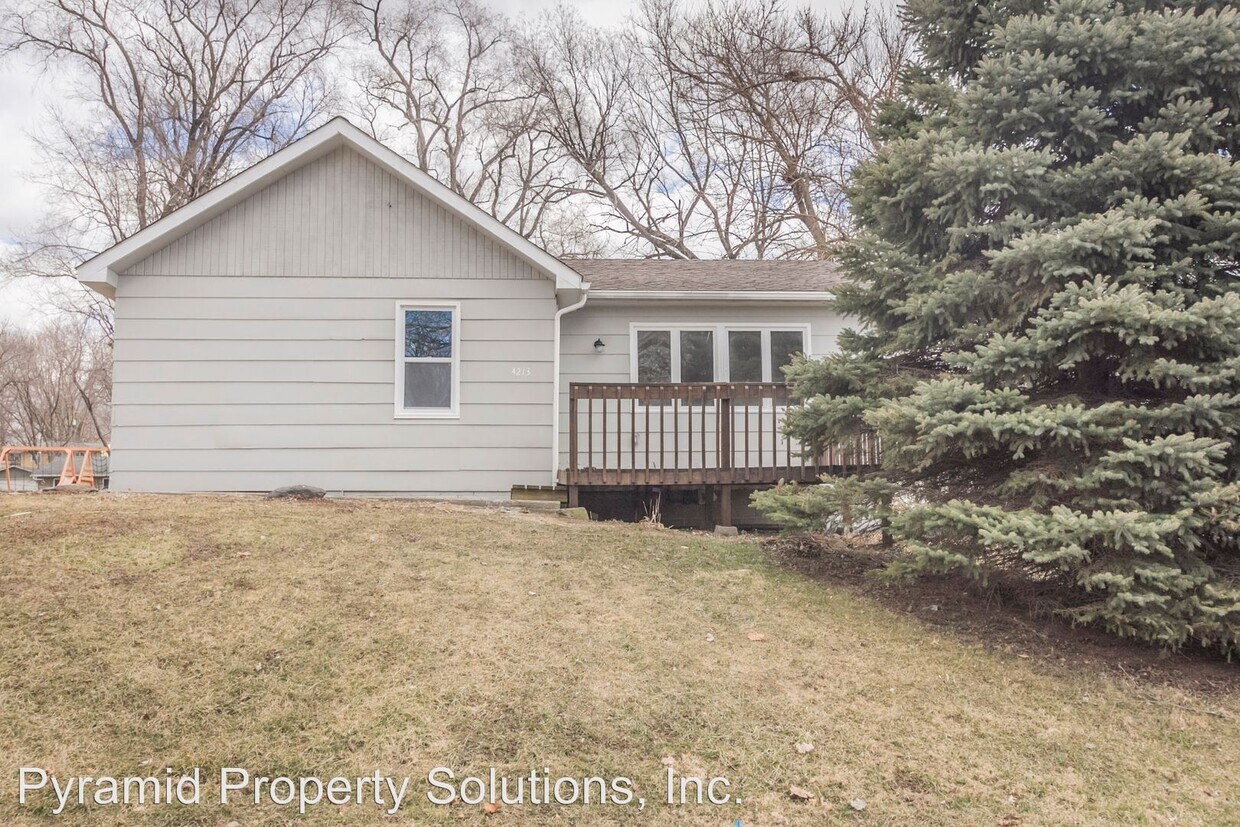 Foto principal - 3 br, 1 bath House - 4213 SE 8th St