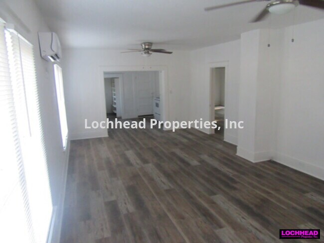 Foto del edificio - 105 E College St