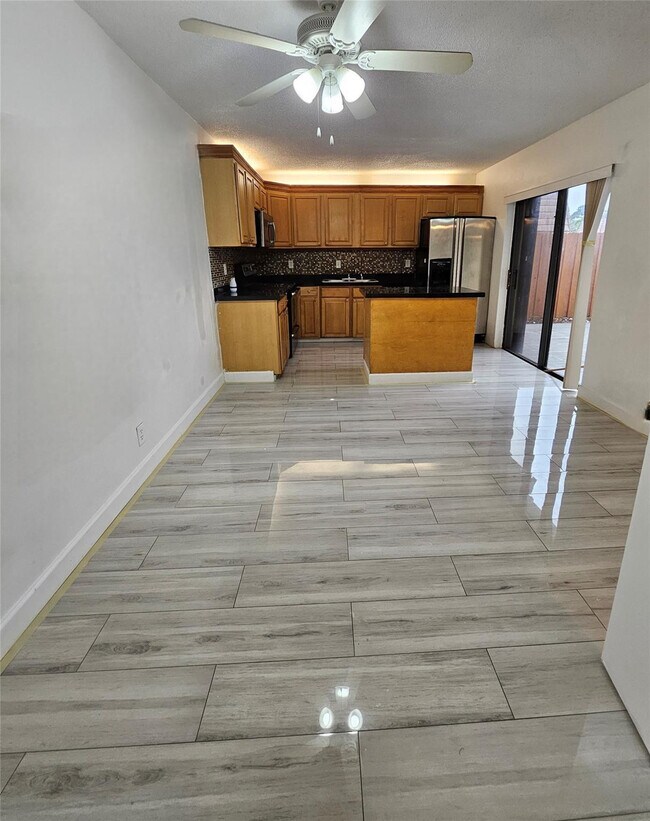 Foto del edificio - 912 Springdale Cir