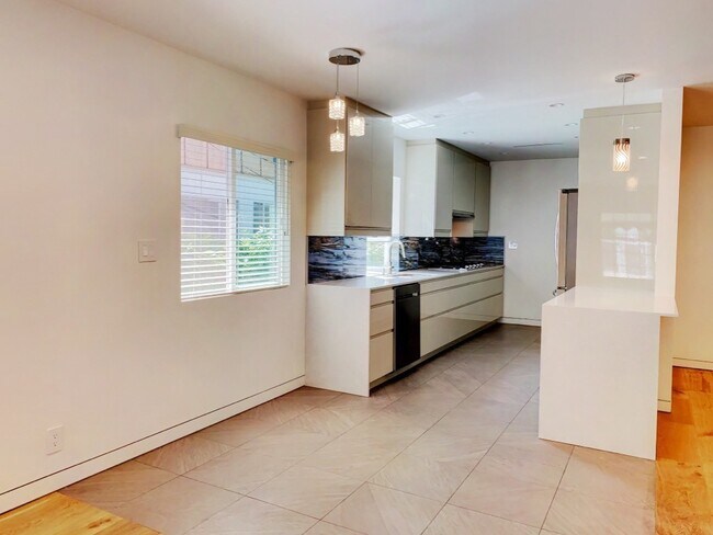 Foto del edificio - Charming, Remodeled 3-Bed / 3-Bath Home wi...