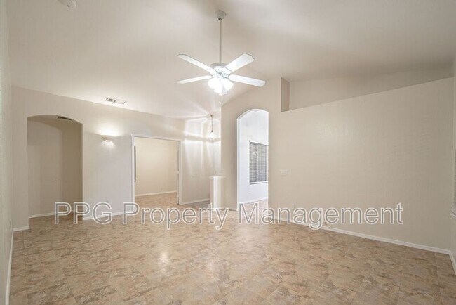 Foto del edificio - 13597 W Desert Flower Dr