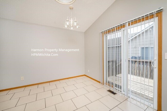 Foto del edificio - Four Bed Two Bath Duplex Unit Near Highway...