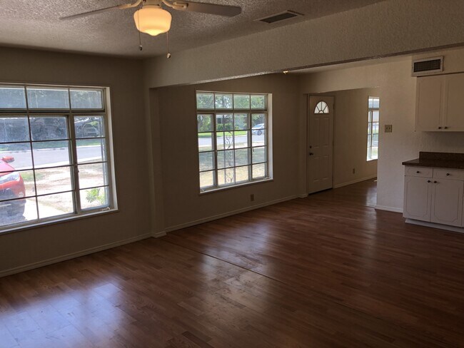 Foto del edificio - Spacious Home, Pets welcome