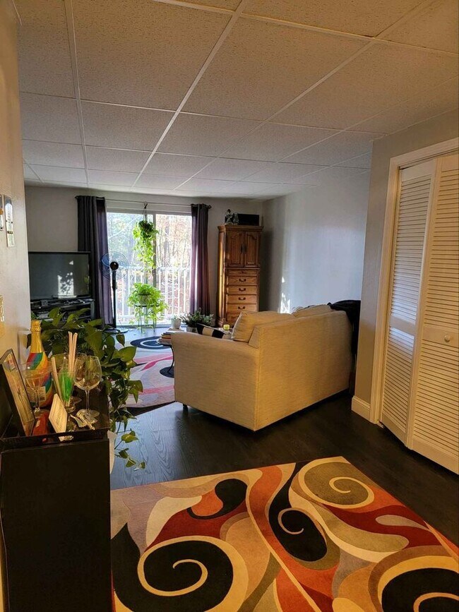Foto del edificio - Updated 1 Bedroom, 1 Bathroom Condo in Woo...