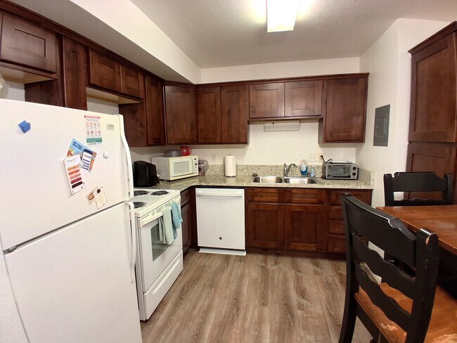 Building Photo - 761 E 820 N