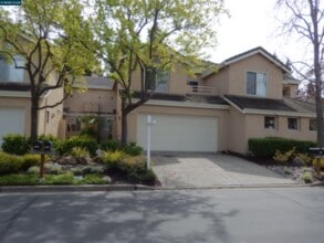 Building Photo - 6198 Lakeview Cir
