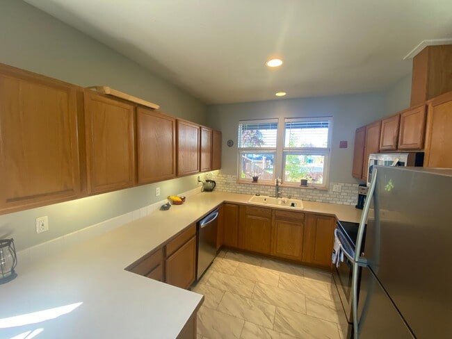Building Photo - A gardeners paradise!  Single level home l...