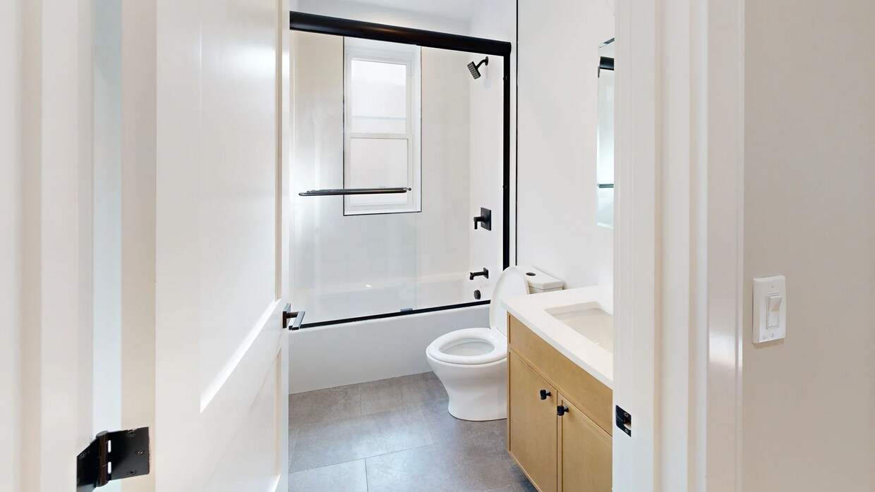 Foto del edificio - Available NOW! Beautiful 4-Bedroom 1-Bathroom