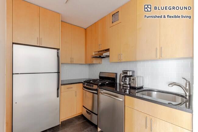 Foto del edificio - 330 E 46th St