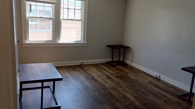 Foto del edificio - 3683 W 136th St