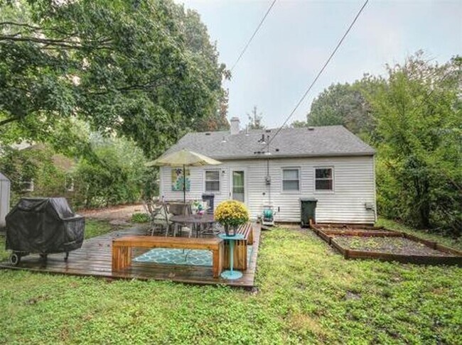 Building Photo - Two Bedroom Single Family Home