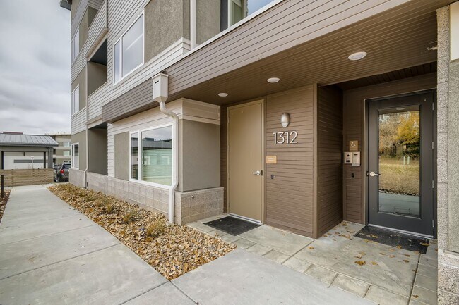 Building Photo - Brand New North End Louisville Top Floor C...