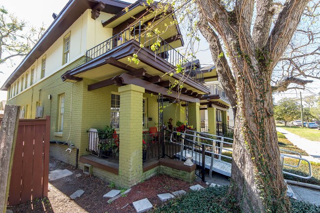 Building Photo - 2120 Herschel St