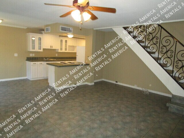 Building Photo - 711 E North Ln